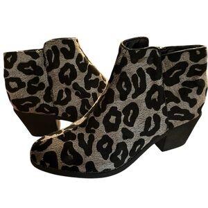 DOOBALLO size 10 black & Gray calf hair bootie with rubber heel NWOT